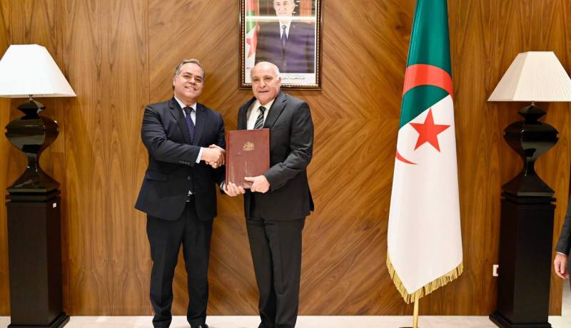 سفير الشيلي يقدم نسخة من أوراق اعتماده بصفته سفيرا لدى الجزائر