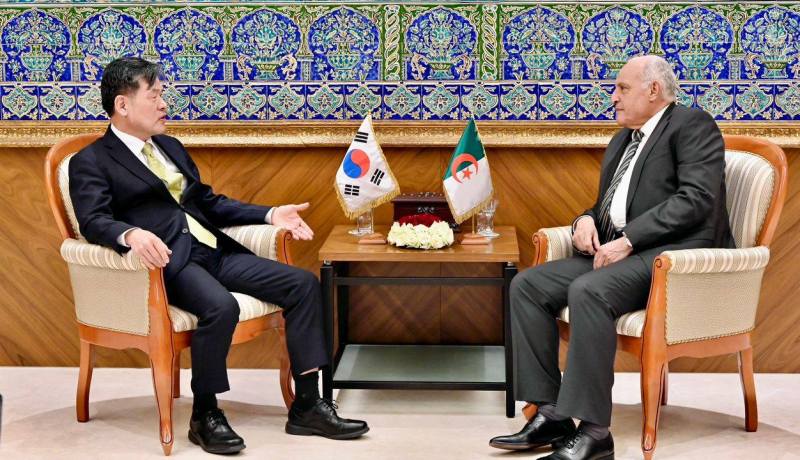 السفير الكوري يؤدي زيارة وداع لعطاف