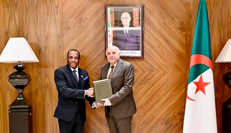 عطاف يتسلم أوراق اعتماد سفير غانا