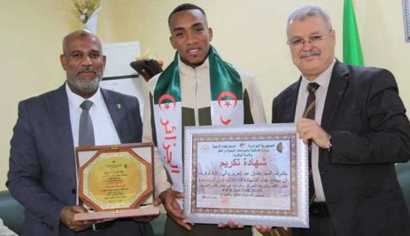 بالصور.. والي توقرت يكرّم أشرف عبادة