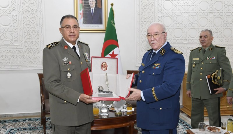 الأمين العام لوزارة الدفاع الوطني يستقبل رئيس أركان جيش البر التونسي