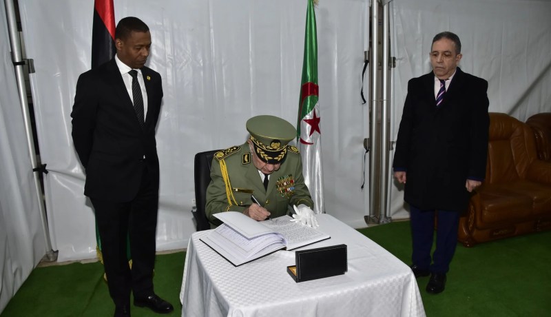 الفريق أول شنڨريحة يقدّم واجب العزاء في وفاة رئيس الأركان العامة للجيش الليبي