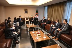 مقرمان يعقد جلسة عمل مع نائب وزير الشؤون الخارجية البرلماني لليابان