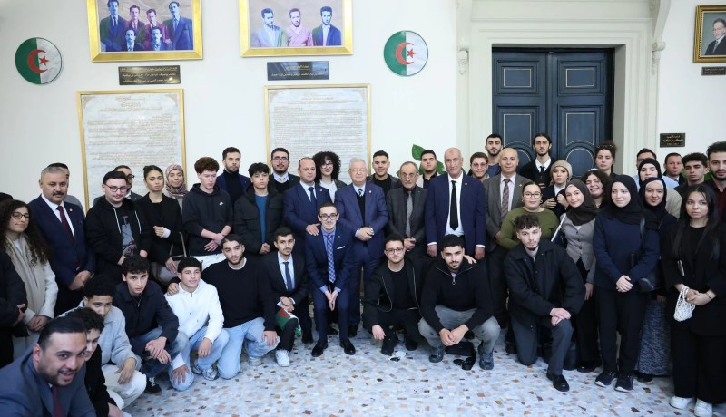 رئيس مجلس الأمة يستقبل وفدًا من أبناء الجالية الوطنية المقيمة بالخارج