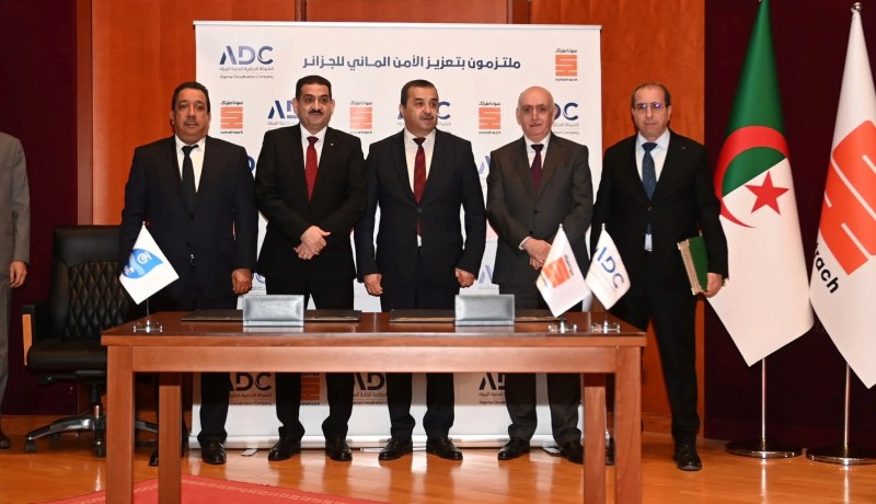 عرقاب يشرف على التوقيع على عقود إنجاز ثلاث محطات كبرى لتحلية مياه البحر