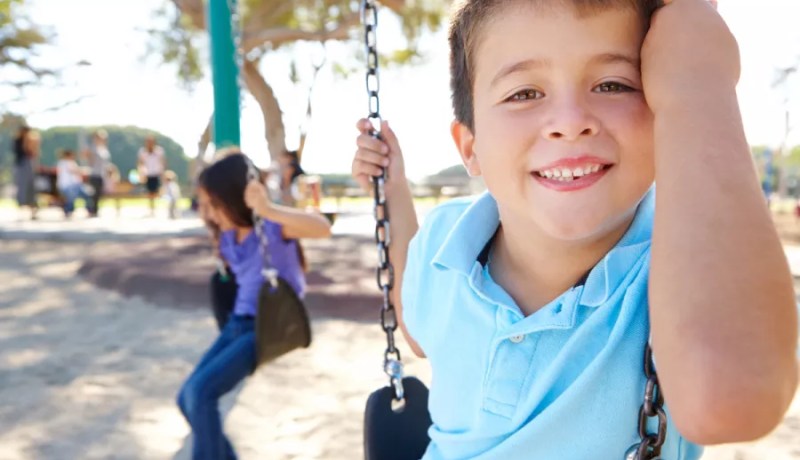 تصرفاته تشير الى البلادة والغباء.. كيف أَبْني شخصية اِبني؟