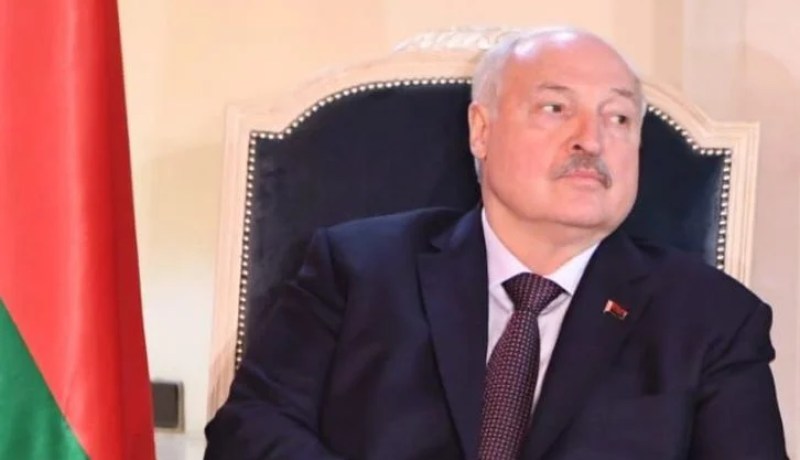 رئيس  بيلاورسيا الكسندر لوكاشينكو يضع إكليلا من الزهور في مقام الشهيد