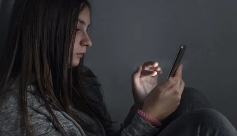  مراهقات جرفتهن أمواج التطبيقات الإلكترونية