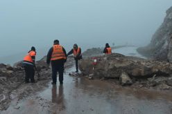 أفلو.. تساقط الصخور يتسبب في غلق الطريق بجبال منطقة مادنة