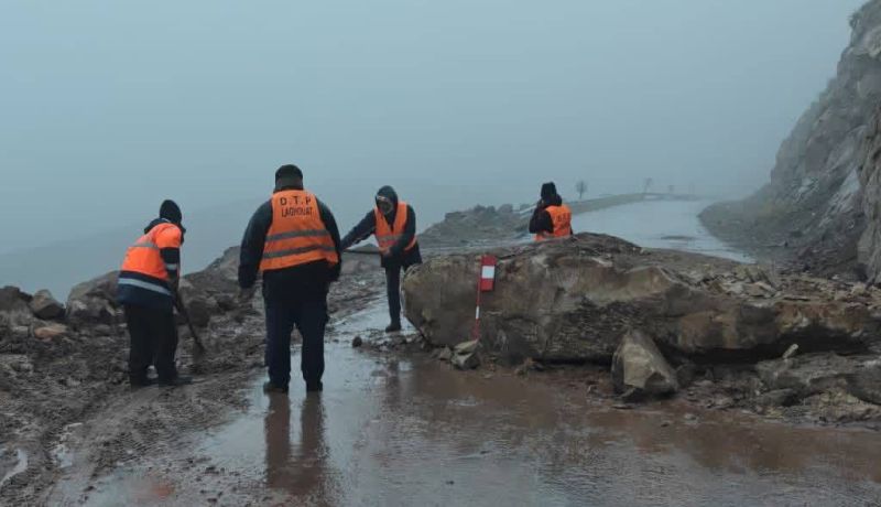 أفلو.. تساقط الصخور يتسبب في غلق الطريق بجبال منطقة مادنة