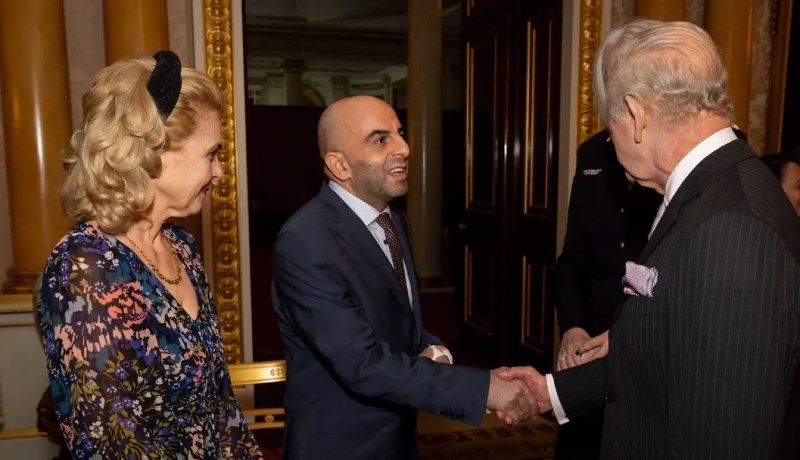 الملك تشارلز الثالث يستقبل المواطن الجزائري سمير زيتوني بطل حادثة الطعن في قطار ببريطانيا