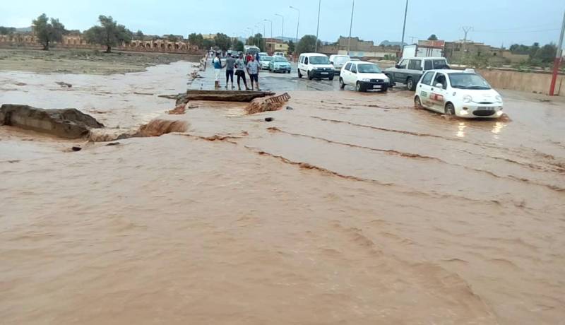 التقلبات الجوية: إنقاذ 54 شخصا كانوا عالقين داخل حافلة بتيكجدة