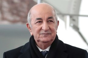 رئيس الجمهورية يقف عند جناح وزارة الدفاع الوطني