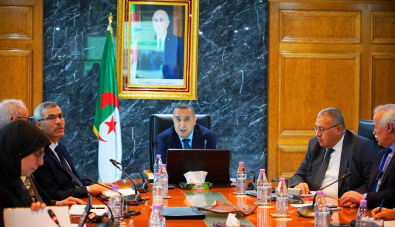 عجال يشرف على اجتماع يتعلّق بعدد من الملفات الخاصة بنشاط وتسيير القطاع