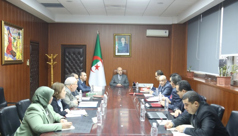 حماية حقوق المرتفقين وتعزيز جودة الخدمة العمومية.. سايحي يترأس اجتماعا هاما