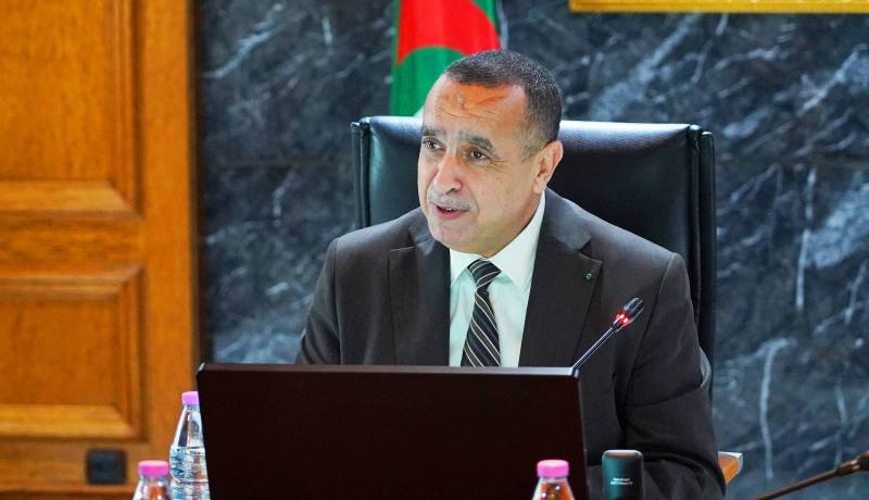 عجال يشرف على اجتماع لتقييم تسيير القطاع ودراسة مشاريع الساعة