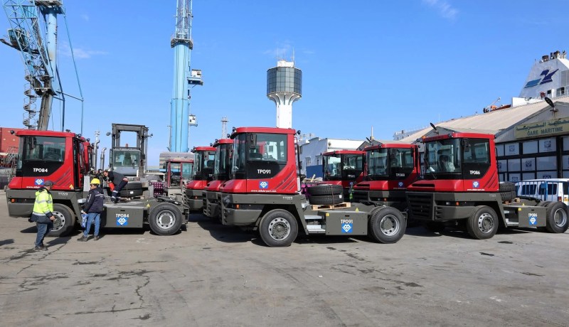 ميناء سكيكدة يعزز أسطوله بثمانية جرارات جديدة لتحسين الأداء اللوجستي