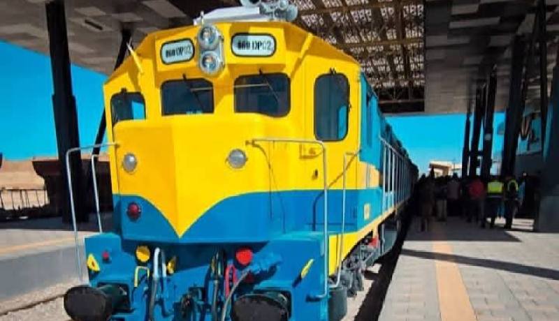 ضمن المرحلة التجريبية للخط المنجمي الغربي.. وصول القطار التجاري إلى محطة تندوف