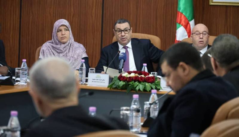 سعيود يعرض مشروع قانون تنظيم الأحزاب السياسية على لجنة الشؤون القانونية بالمجلس الشعبي الوطني