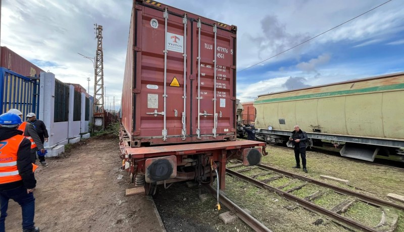 إعطاء إشارة إعادة إطلاق قطار نقل الحاويات بميناء عنابة