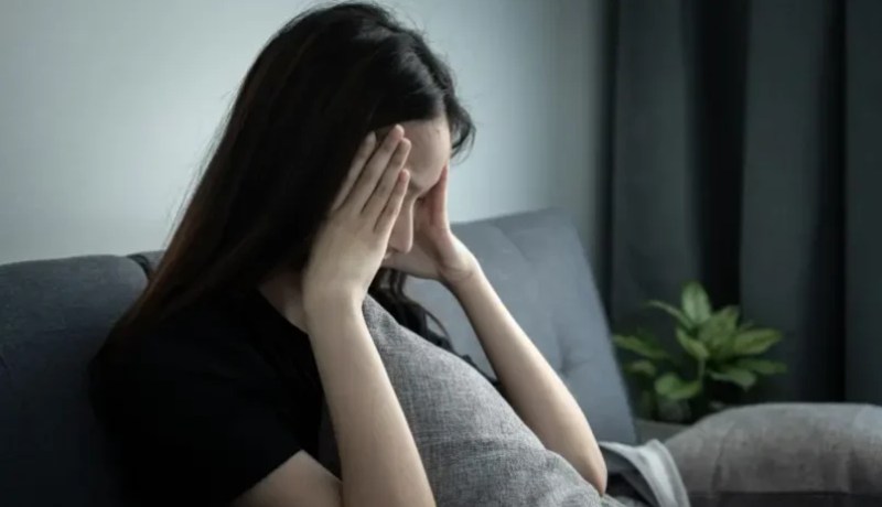 أشعر بالغربة بالرغم من كل هذا الزحام.. 