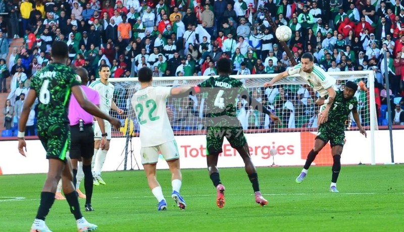 انضباط دفاعي يُنقذ الخضر أمام الاندفاع النيجيري في شوط أول سلبي