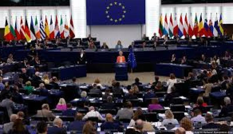 البرلمان الأوروبي يجمد المصادقة على اتفاقية التجارة مع الولايات المتحدة