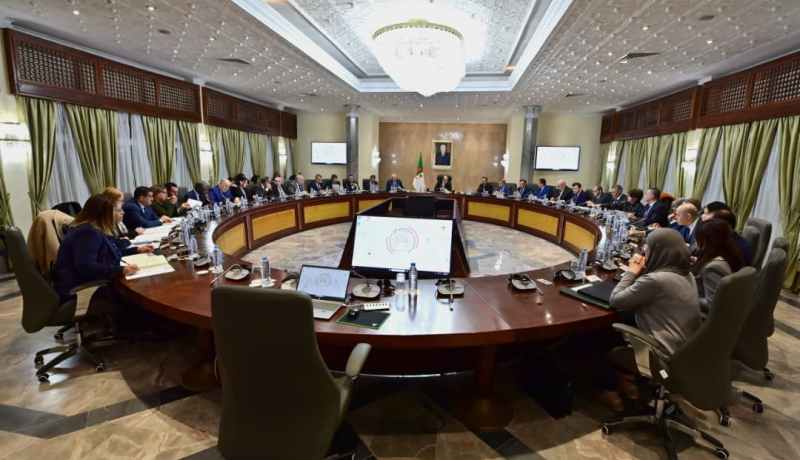 الوزير الأول يترأس اجتماعا للحكومة