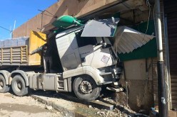 البيض: اصطدام شاحنة مقطورة بجدار سكني ببريزينة