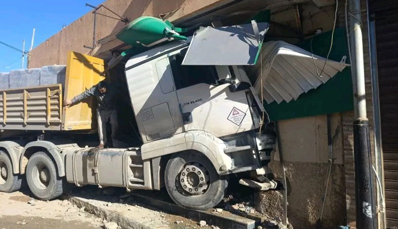 البيض: اصطدام شاحنة مقطورة بجدار سكني ببريزينة