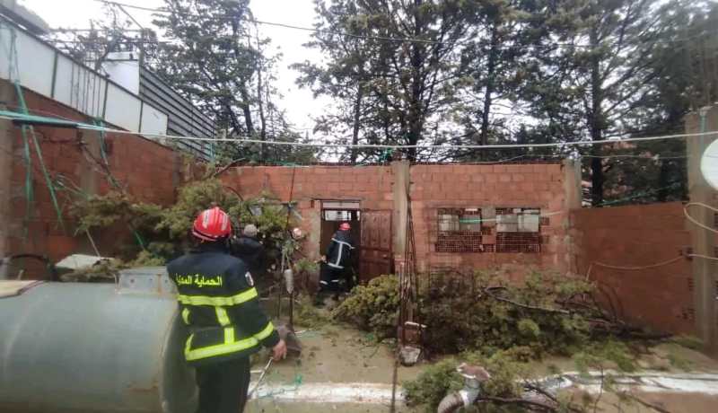 التقلبات الجوية: وفاة طفل وإصابة آخر في سقوط جدار وإنقاذ شخصين جرفتهم السيول 