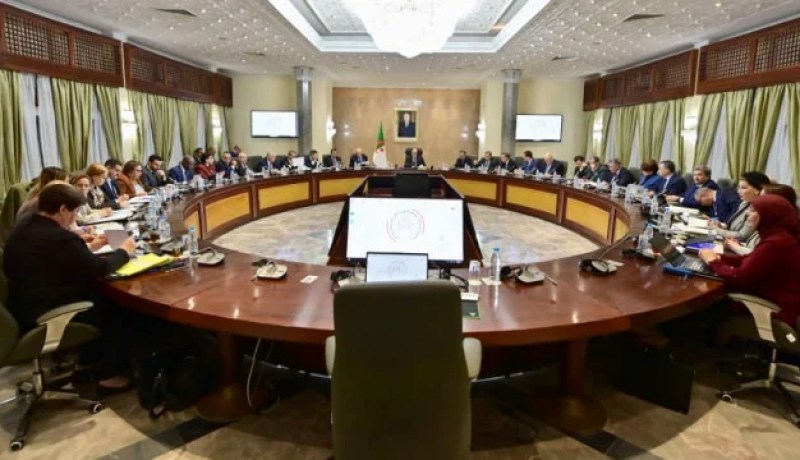 الوزير الأول يترأس اجتماعا للحكومة