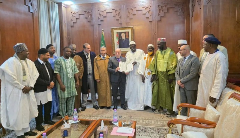 بلمهدي يهدي المشاركين في ندوة حول الدبلوماسية الدينية نسخا من مصحف رودوسي