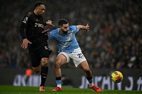 آيت نوري يواصل عروضه القوية ويكسب ثقة غوارديولا