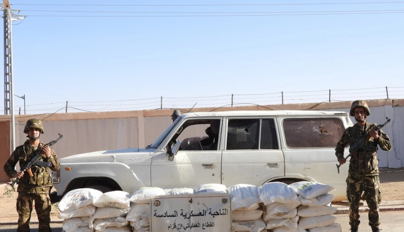 إرهابي يسلّم نفسه للسلطات العسكرية بإن قزام