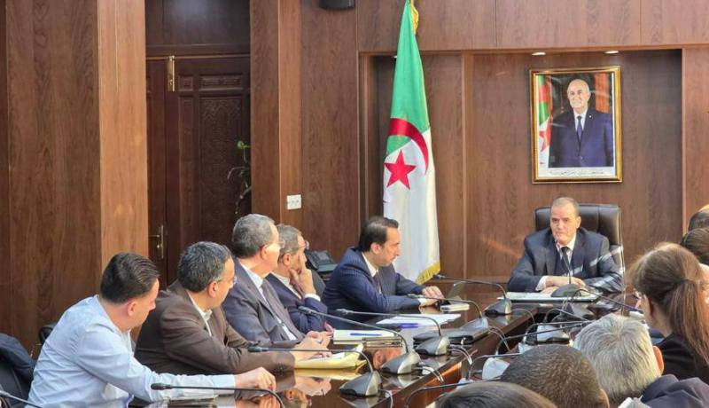 رزيق يجتمع بمنتجي ومستوردي البلاستيك الموجّه للتعبئة والتغليف