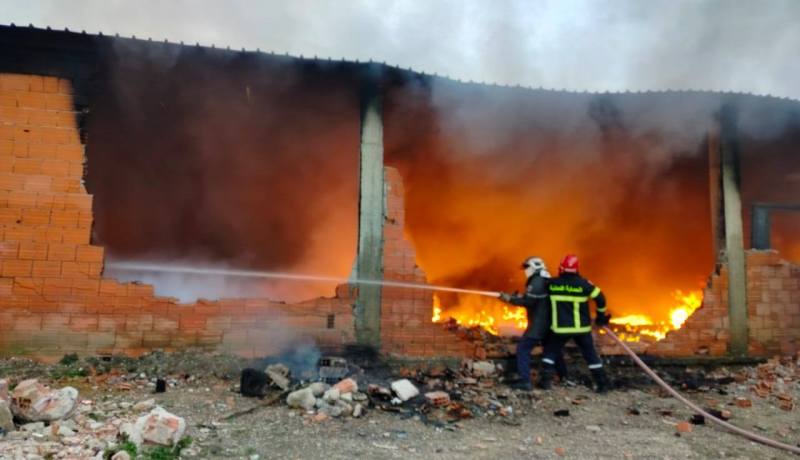 البليدة.. حريق ورشة لصناعة الصناديق البلاستيكية ببوڨرة