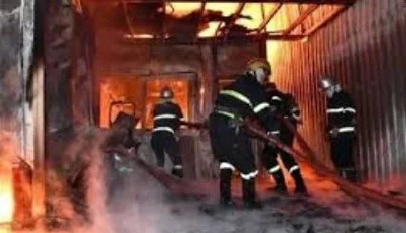 العاصمة.. إصابة شخصين في حريق مستودع بالرويبة 