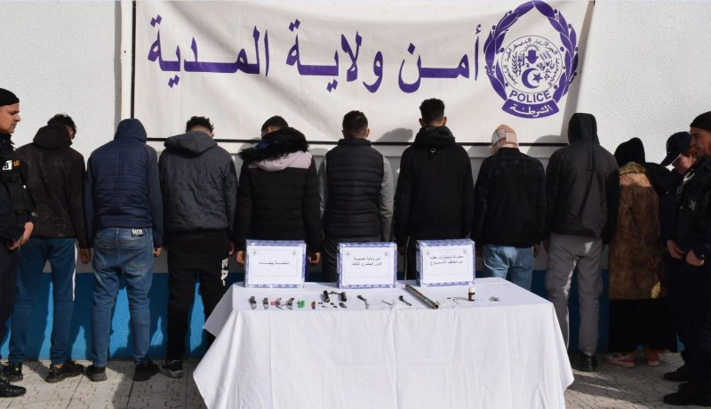 المدية.. الإطاحة بعصابة أحياء من 10 أشخاص بينهم امرأة وحجز أسلحة بيضاء