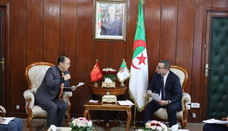 وزير الداخلية يستقبل سفير الصين  لتعزيز التعاون الثنائي