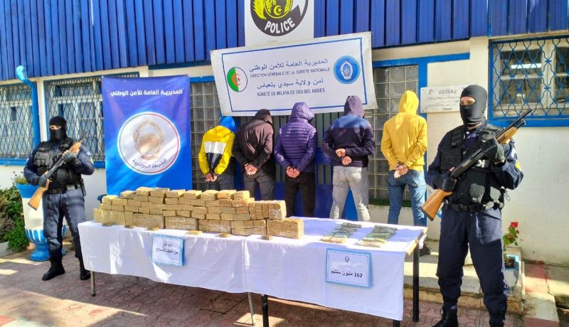 شرطة سيدي بلعباس تطيح بشبكة إجرامية وتحجز أزيد من 43 كلغ من الكيف مصدرها المغرب