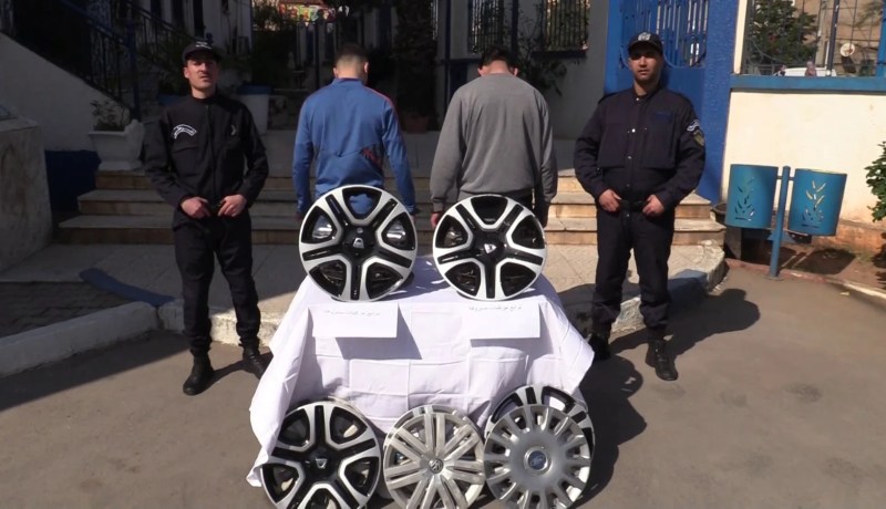 توقيف مشتبه فيهما متلبسين بسرقة توابع المركبات بالعاصمة