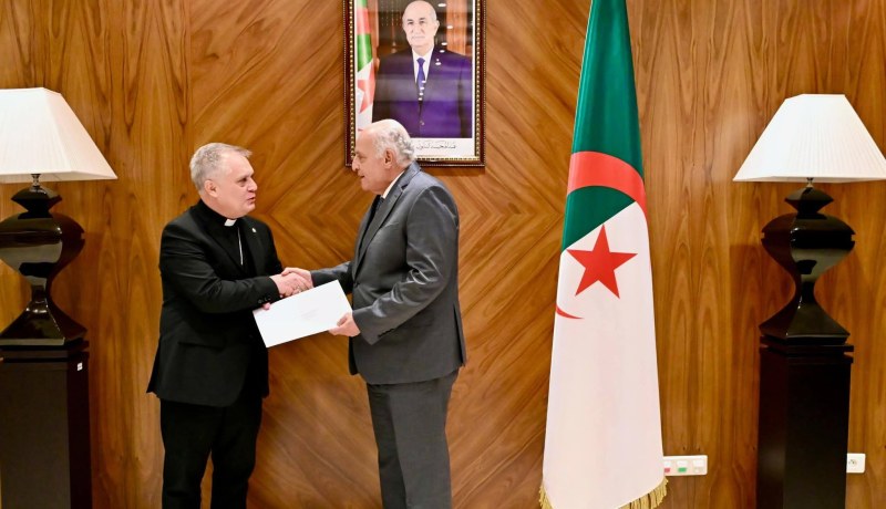 عطاف يستقبل سفير حاضرة الفاتيكان الجديد لدى الجزائر