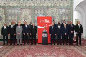 بالفيديو.. الرئيس تبون يأخذ صورًا تذكارية مع وفد “الفيفا” الحامل لمجسم لكأس العالم وأساطير الكرة الجزائرية