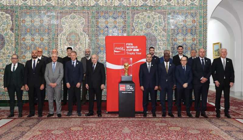 بالفيديو.. الرئيس تبون يأخذ صورًا تذكارية مع وفد “الفيفا” الحامل لمجسم لكأس العالم وأساطير الكرة الجزائرية