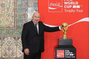 بالصور.. الرئيس تبون يستقبل وفد “الفيفا” ومجسم كأس العالم