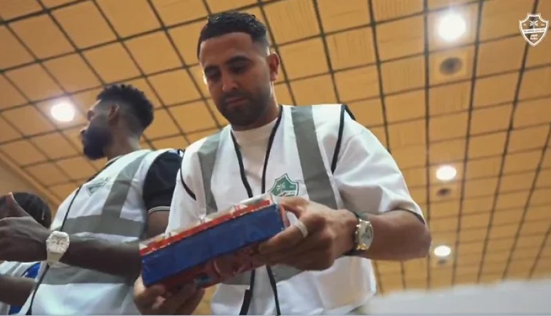 بالفيديو.. محرز يشارك في مبادرة خيرية لشهر رمضان