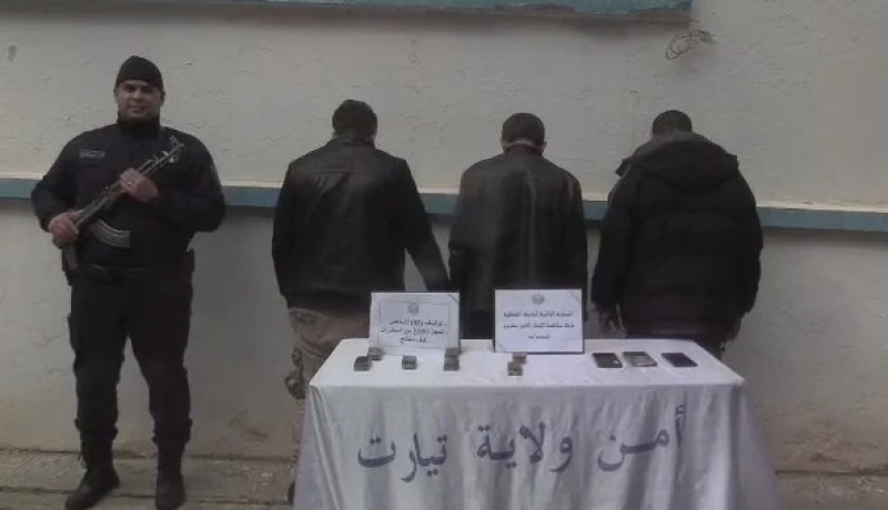 تيارت.. توقيف 3 مُروّجين بحوزتهم 7 صفائح من الكيف بالسوڨر