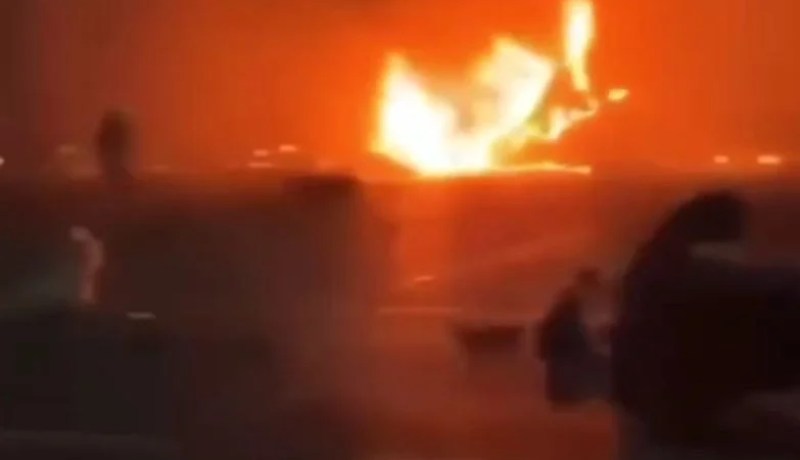 دبي: حريق في رصيف بميناء جبل علي إثر سقوط شظايا 