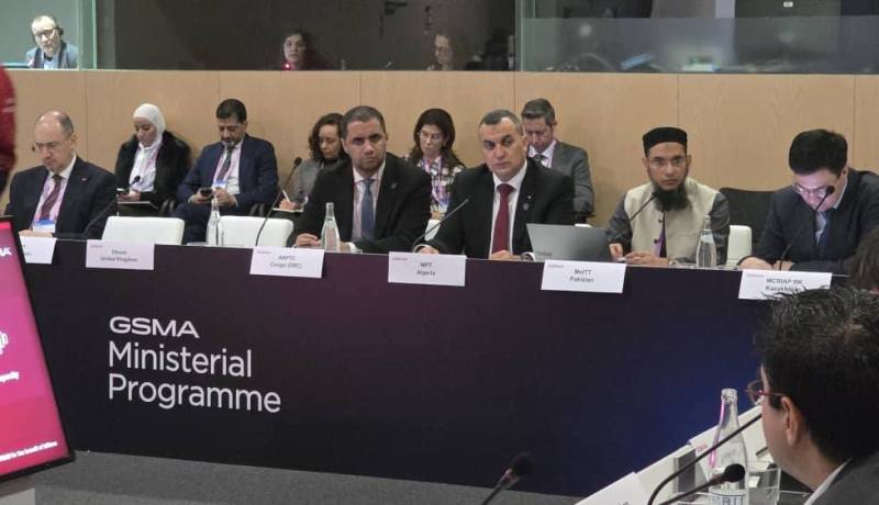 وزير البريد يشارك في المؤتمر العالمي للموبايل ببرشلونة